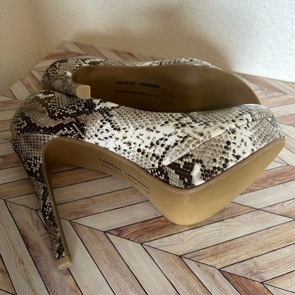 Chinese Laundry snake skin platform pumps - Picture 7 of 8